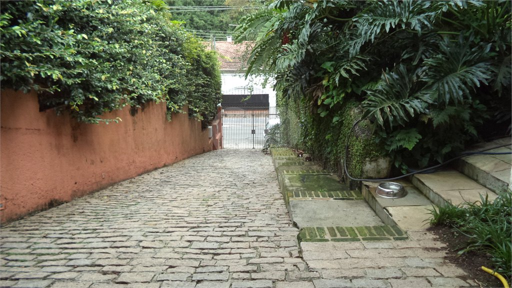 Sobrado à venda com 6 quartos, sendo 2 suítes,  em Chácara Monte Alegre, São Paulo, SP
