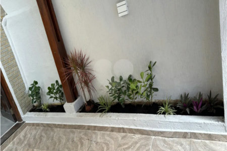 Excelente oportunidade para investidores: três casas locadas, renda mensal imediata e localização estratégica na Saúde!!