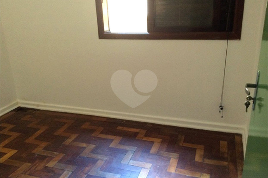 Casa à venda com 4 quartos, sendo 1 suíte, no condomínio Conselheiro Moreira de Barros, São Paulo - SP