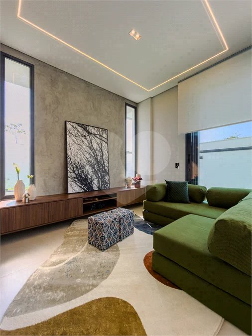 Indaiatuba - Condominio Villa Sapezal - 318 m² de Terreno - 230 m² de Área Construída - 3 suítes, sendo 1 Master com closet planejado - Sala de TV - Sala de estar integrada à Sala de jantar - Cozinha com móveis planejados - Despensa - Escritório planejado - Lavabo - Piscina com preparação para aquec