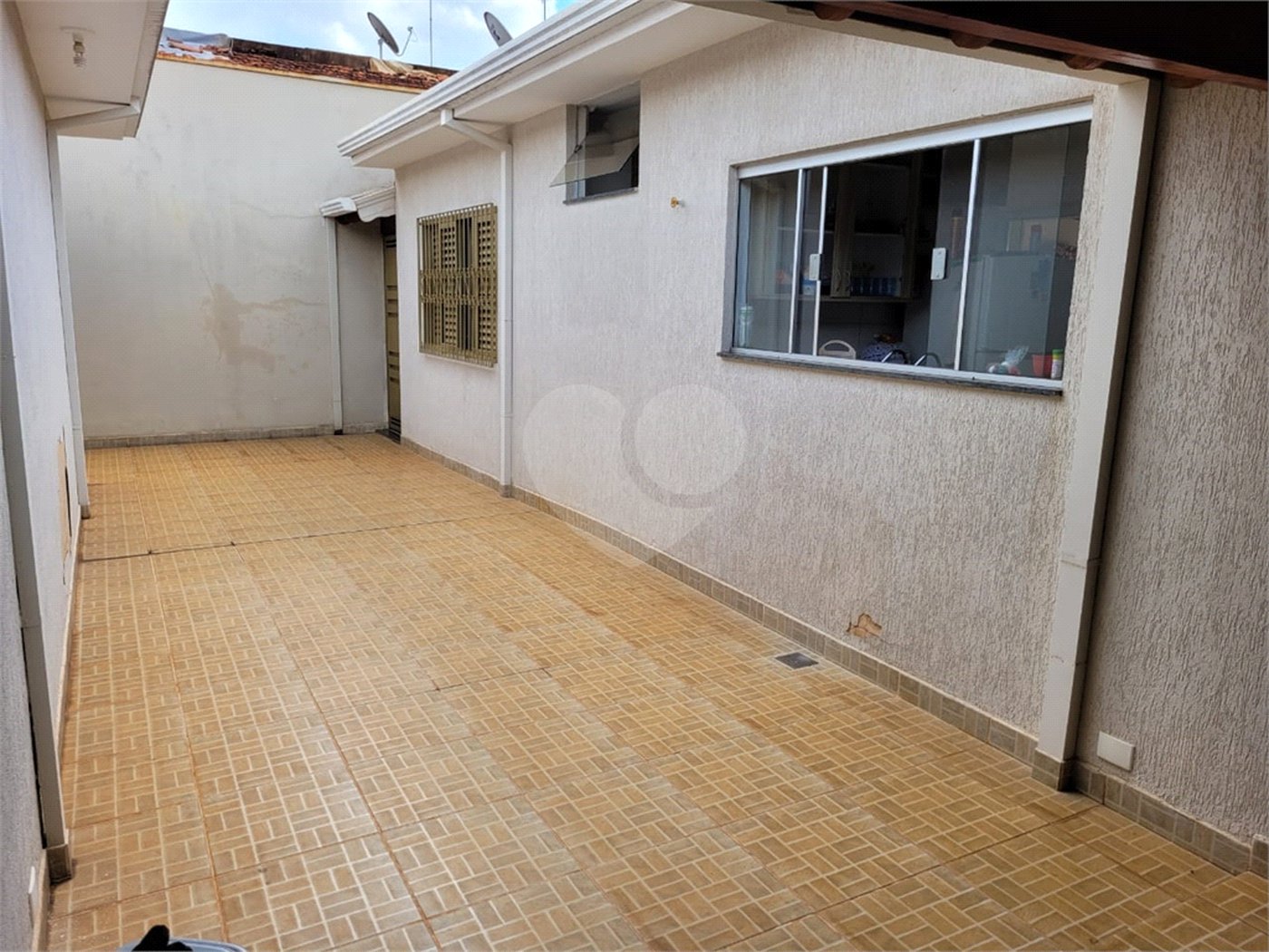 Casa térrea com 2 dormitórios, sendo 1 suíte.