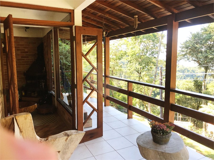 Casa à venda ou para alugar com 3 quartos, sendo 1 suíte, no condomínio Parque Suiça, Caieiras - SP