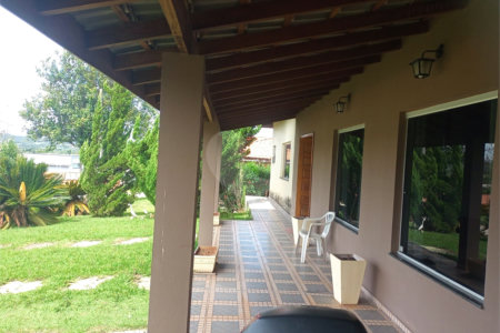 Casa à venda com 4 quartos, sendo 1 suíte,  no condomínio Village da Serra, Araçoiaba da Serra - SP