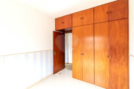 Sobrado à venda com 5 quartos, sendo 3 suítes, em Alto da Boa Vista, São Paulo, SP
