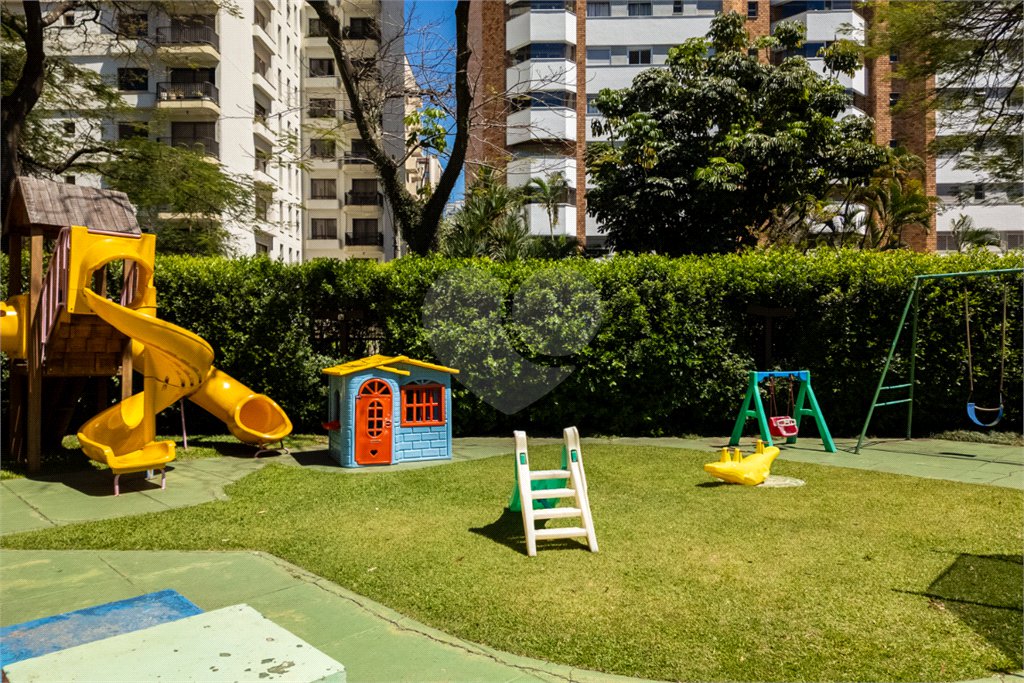 Apartamento à venda com 3 quartos, sendo 1 suíte, em Moema, São Paulo, SP