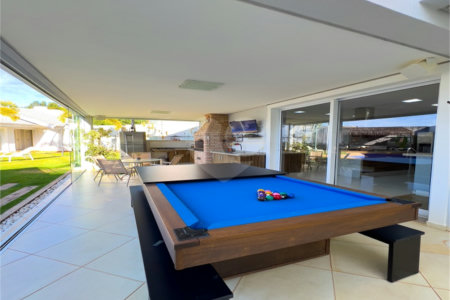 Casa à venda ou para alugar com 3 suítes no condomínio Figueira Garden, Atibaia - SP