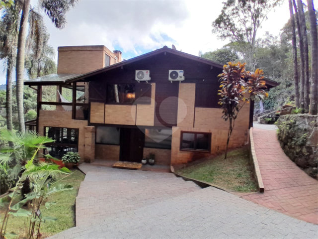 Sobrado à venda ou para alugar com 3 suítes em Serra da Cantareira, Mairiporã, SP