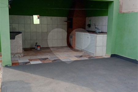 Casa térrea com 3 dormitórios.