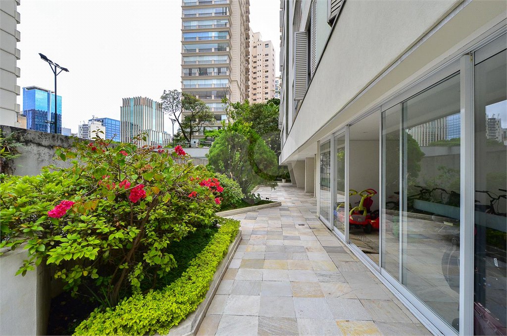 Apartamento à venda com 3 quartos, sendo 1 suíte,  em Itaim Bibi, São Paulo, SP