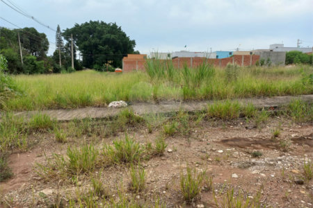 Terreno plano contendo 150,00 m² de área total.