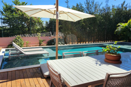 Casa à venda com 4 quartos, sendo 2 suítes, no condomínio Residencial Jardim Primavera, Louveira - SP