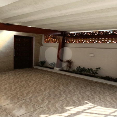 Excelente oportunidade para investidores: três casas locadas, renda mensal imediata e localização estratégica na Saúde!!