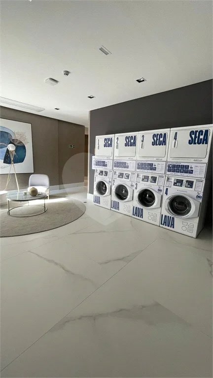 Apartamento mobiliado no Planalto Paulista com 1 dormitório e varanda.