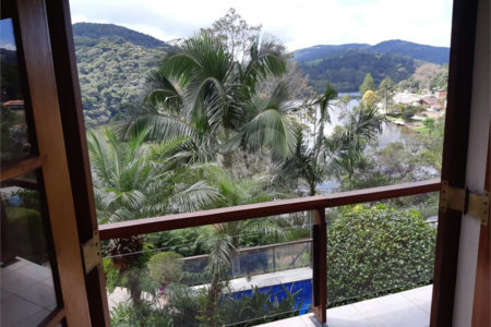 Casa à venda com 4 quartos, sendo 1 suíte, no condomínio Clube da Montanha, Atibaia - SP