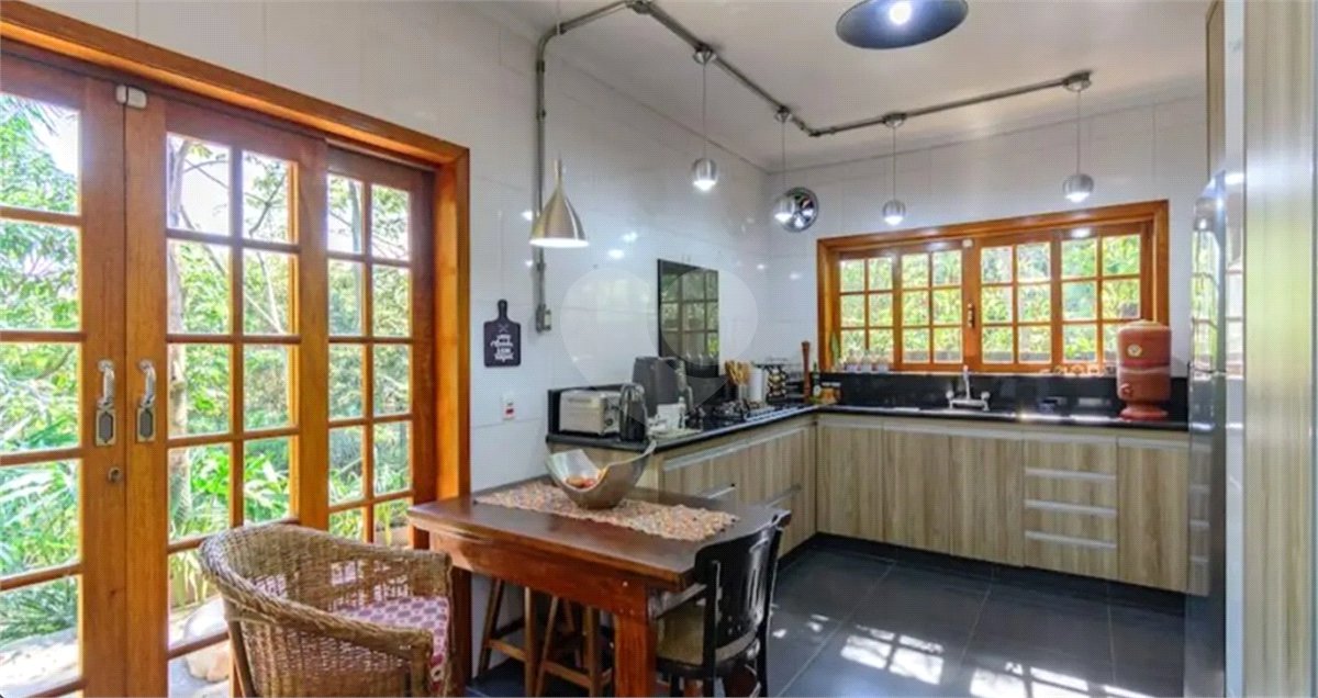 Casa à venda com 4 quartos, sendo 2 suítes,  em Granja Viana, Cotia, SP