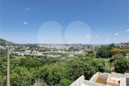 Casa à venda com 4 quartos, sendo 2 suítes, no condomínio Jaboticabeiras, Atibaia - SP