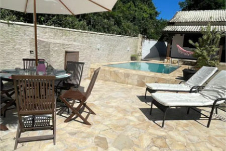 Casa à venda com 4 quartos, sendo 2 suítes, em Caravelas, Armação dos Búzios, RJ