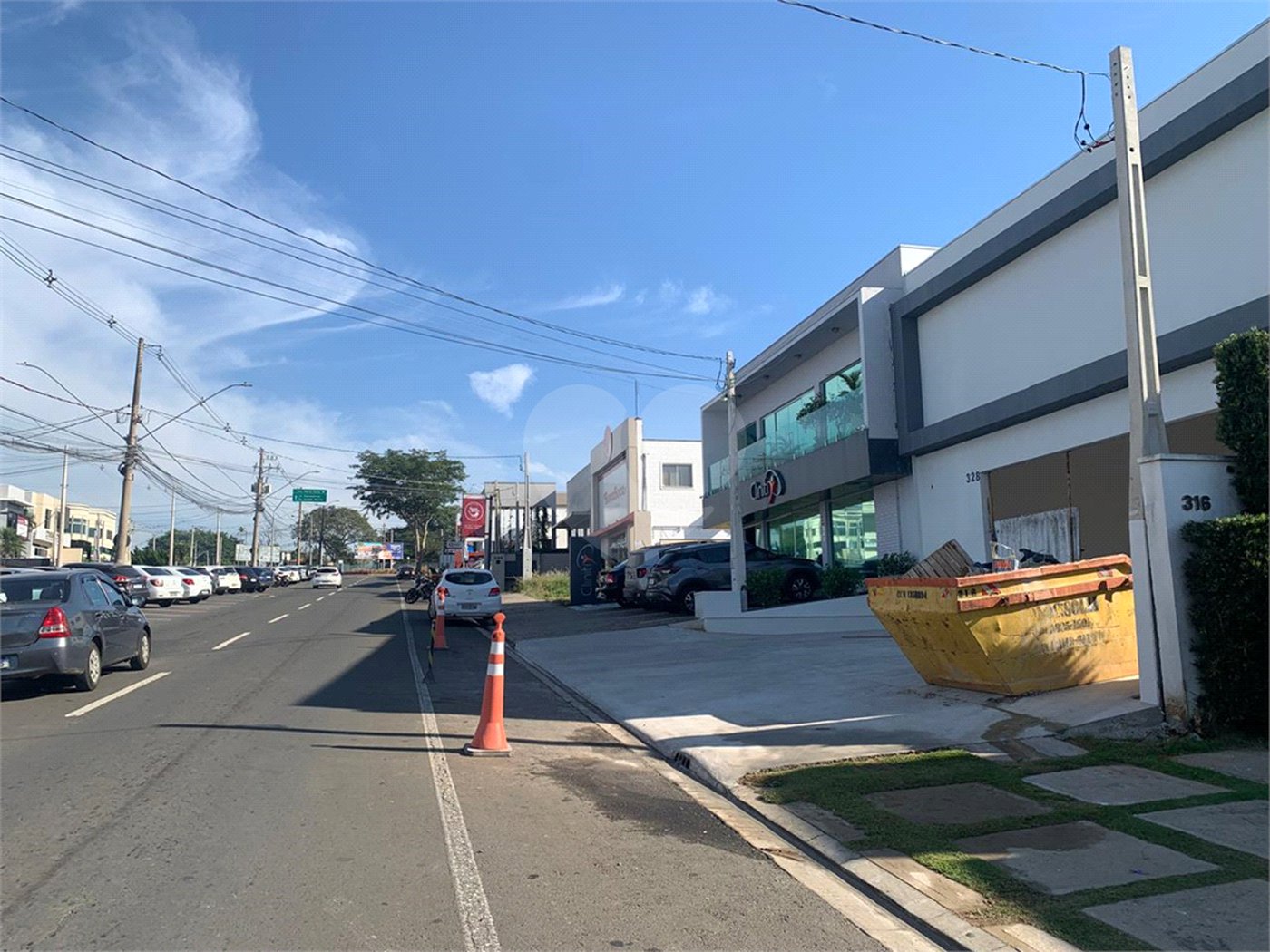 Indaiatuba - Galpão em frente ao Hospital Indaiatuba - Av Fábio Ferraz Bicudo - Locação - R$ 26.800,00 - Lote 360 metros - Área construída 375 metros - 05 vagas - 04 banheiros - 02 copas - finalizando acabamento.