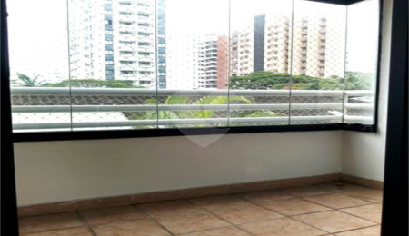 Apartamento à venda com 2 quartos, sendo 1 suíte,  em Moema, São Paulo, SP