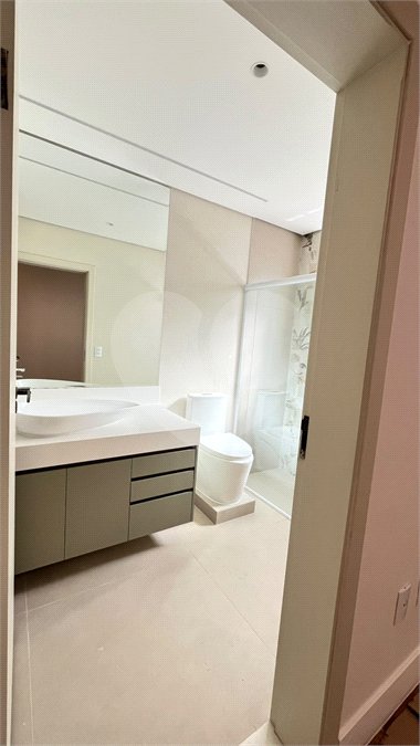 Apartamento com 69 metros todo reformado ao lado da Alameda Lucas em Atibaia.