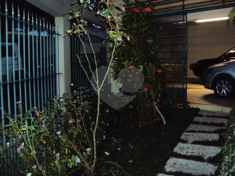 Sobrado à venda com 4 quartos, sendo 2 suítes, em Jardim Peri Peri, São Paulo, SP