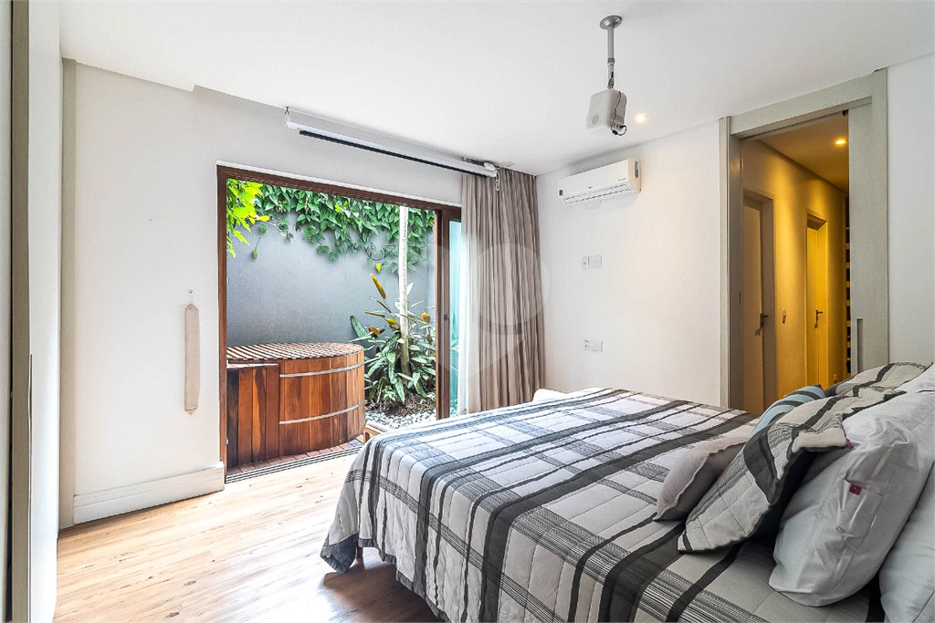 Casa de Vila à venda com 4 quartos, sendo 3 suítes, em Vila Nova Conceição, São Paulo, SP