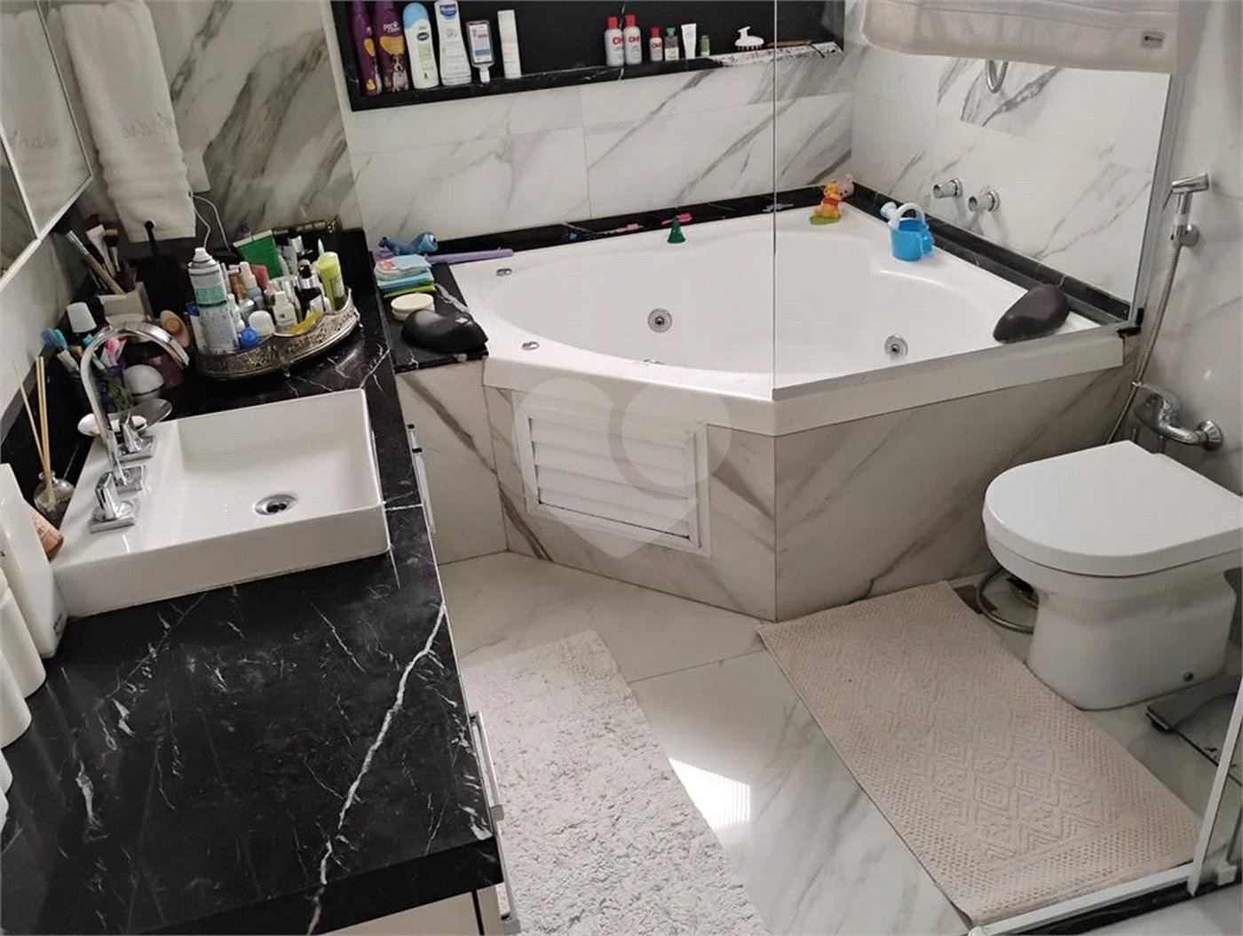 Apartamento reformado , 3 suítes , 3 vagas. Próximo a Avenida Paulista e metrô Brigadeiro . Prédio de construtora renomada. Único !