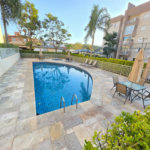 Magnífico Apartamento – Vista Amaralina | 02 DORMS | VARANDA C/ VISTA LIVRE | PISO LAMINADO | PISCINAS | 1 VAGA LIVRE | ISENTO IPTU !!!!