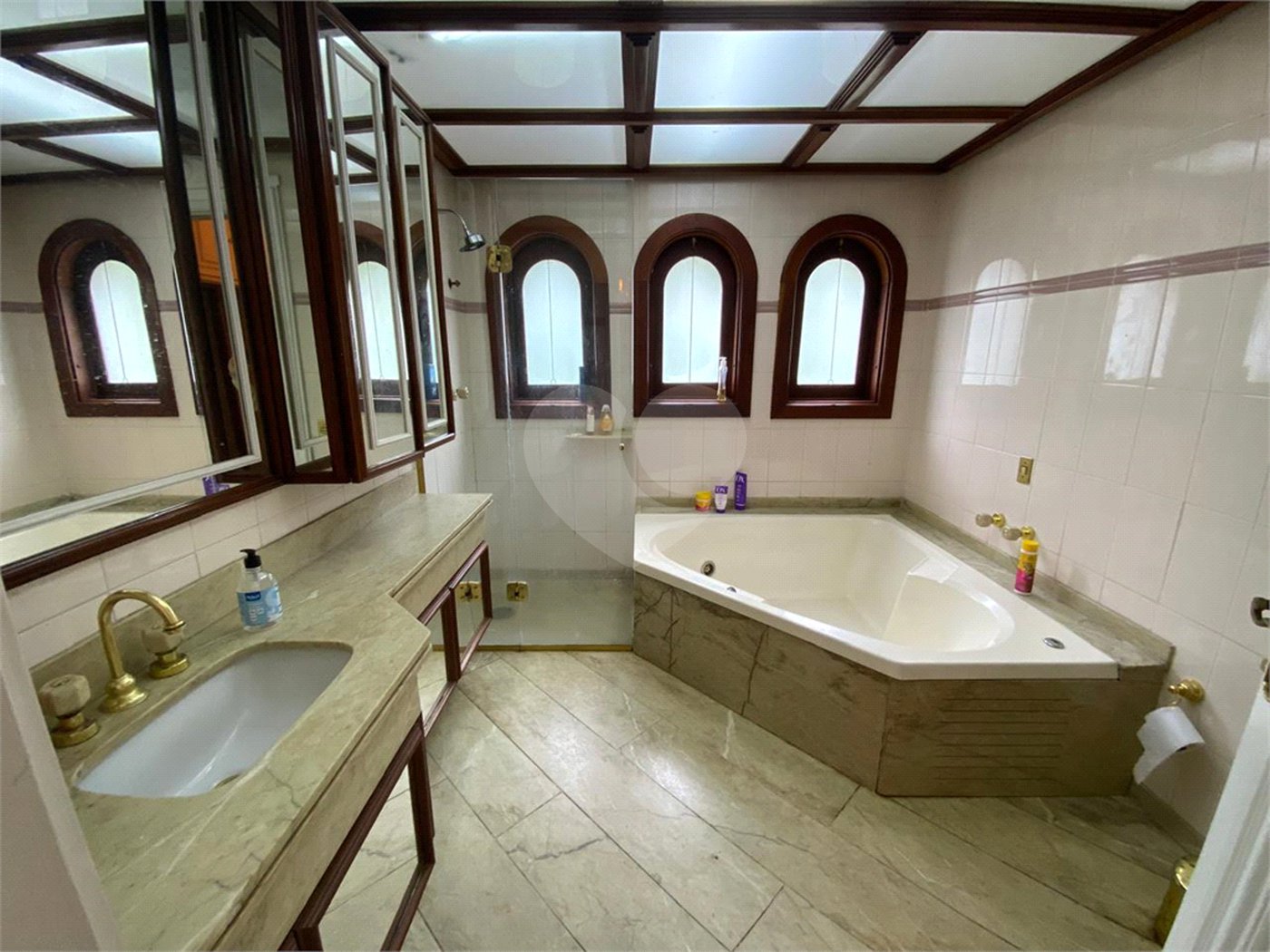 Casa à venda ou para alugar com 5 quartos, sendo 3 suítes,  em Fazenda Morumbi, São Paulo, SP