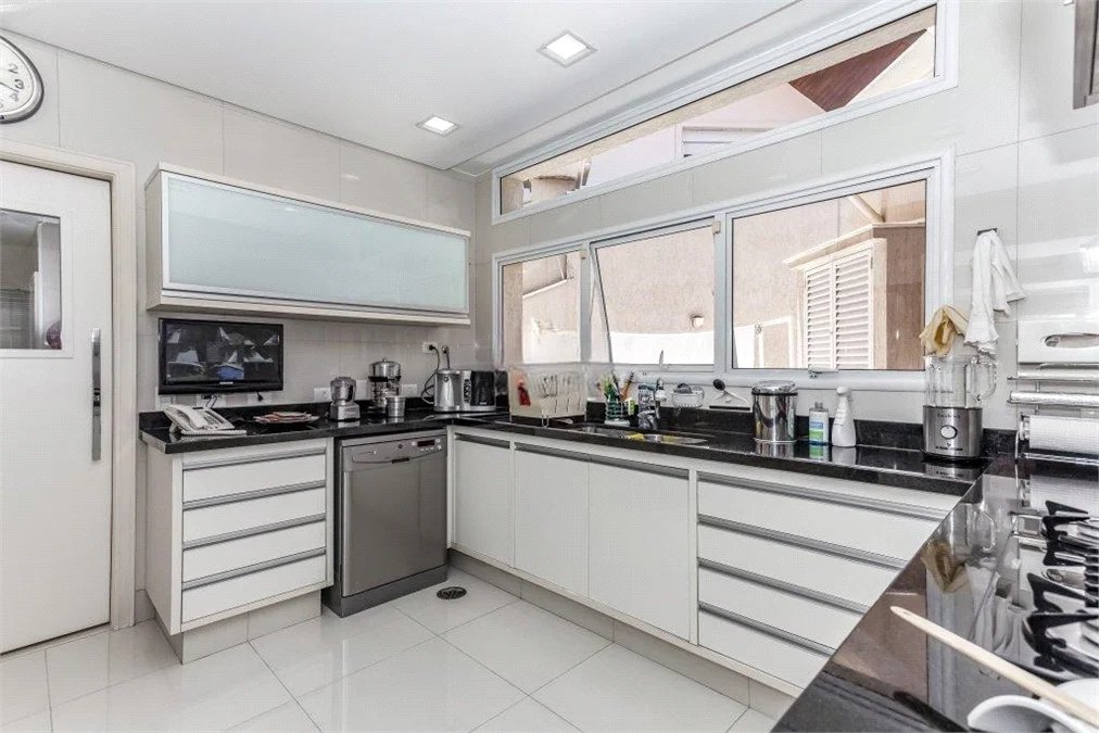 Casa à venda com 5 quartos, sendo 3 suítes, em Jardim Leonor, São Paulo, SP