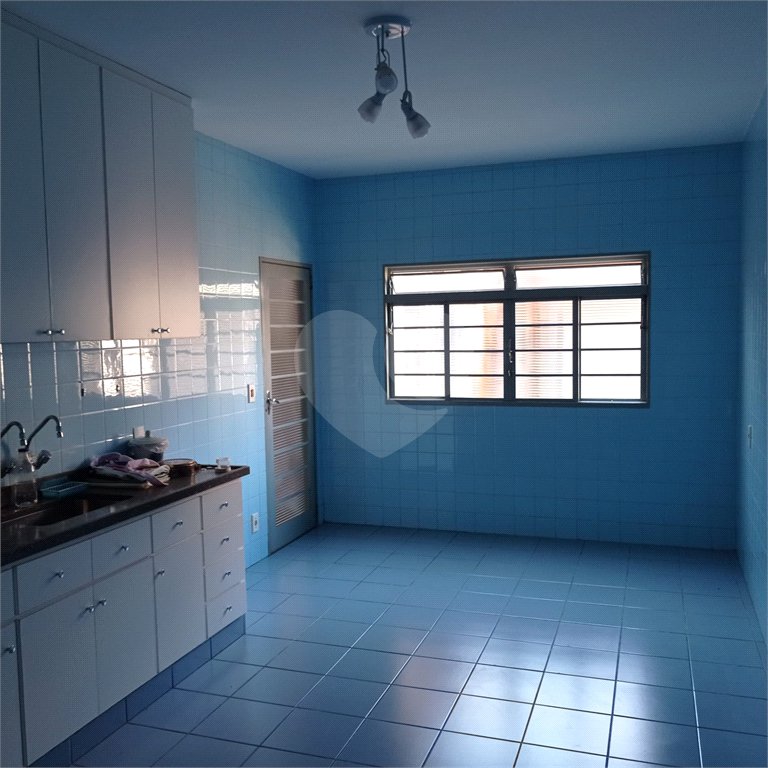 Linda casa no centro com 3 quartos.
