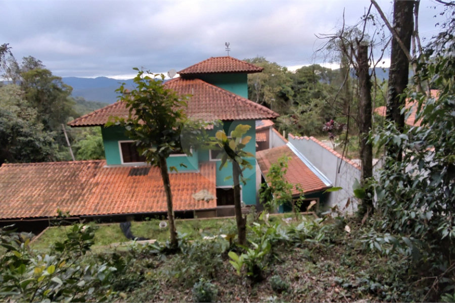 Casa à venda com 4 quartos, sendo 1 suíte, no condomínio Parque Suiça, Caieiras - SP