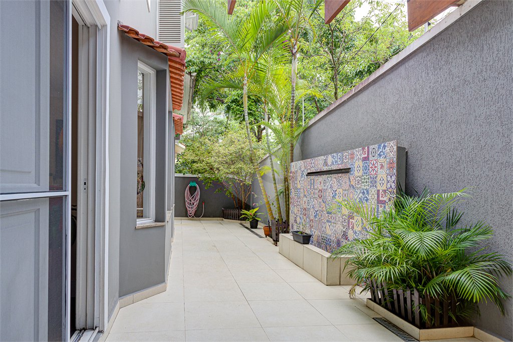 Casa à venda com 4 quartos, sendo 2 suítes, no condomínio Vila dos Ipês, São Paulo - SP