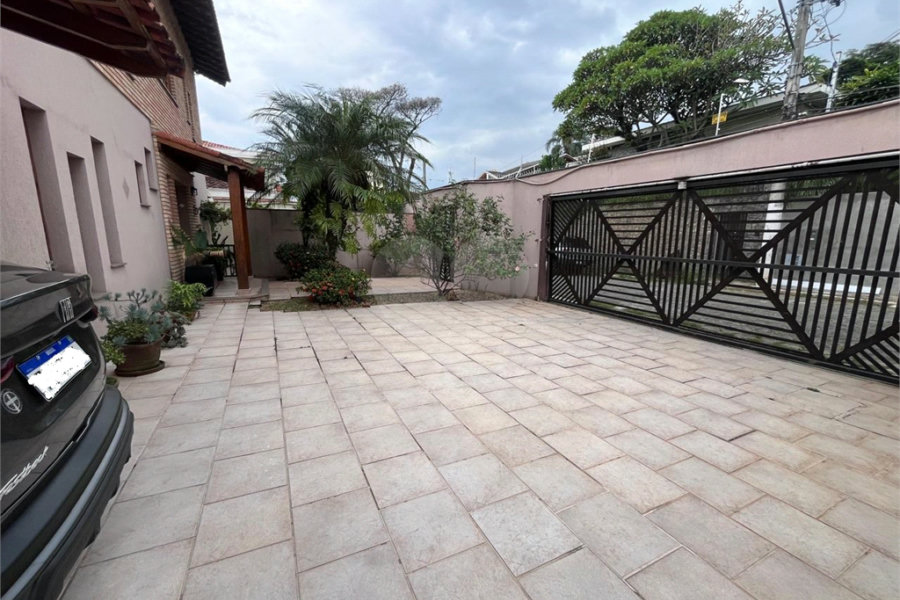 Casa à venda com 4 quartos, sendo 2 suítes, no condomínio Jornalista Américo Ariza, São Paulo - SP