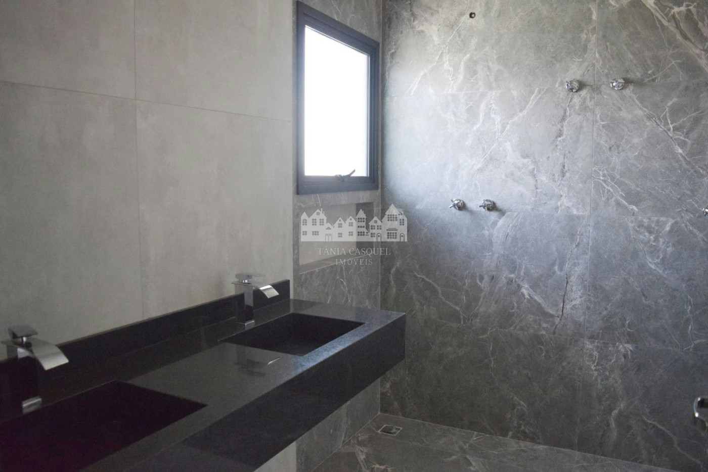 Casa à venda com 4 suítes no condomínio Figueira Garden, Atibaia - SP