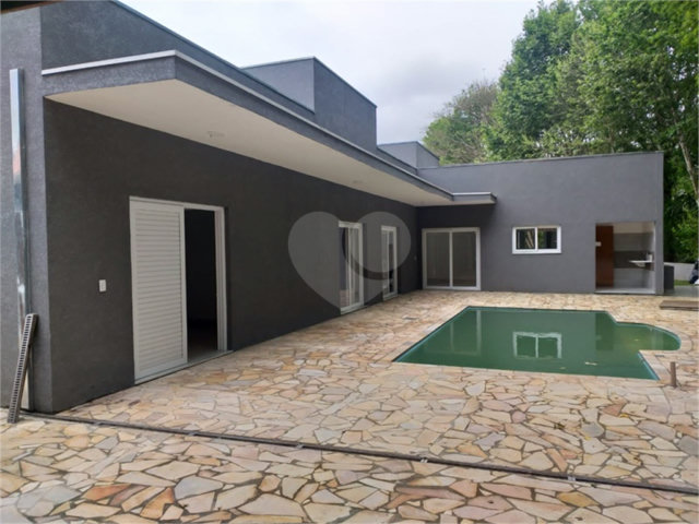 Casa à venda com 2 quartos, sendo 1 suíte,  no condomínio Figueira Garden, Atibaia - SP