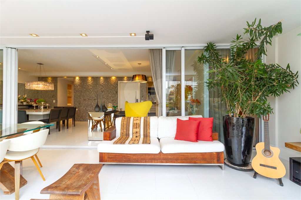 Apartamento de Alto Padrão no Campo Belo para venda com porteira fechada, com 4 dormitórios suítes e 4 vagas com lazer de club.