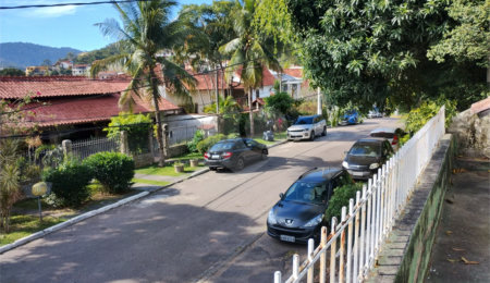 Casa à venda com 5 quartos, sendo 3 suítes, no condomínio Vilarejo, Rio de Janeiro - RJ