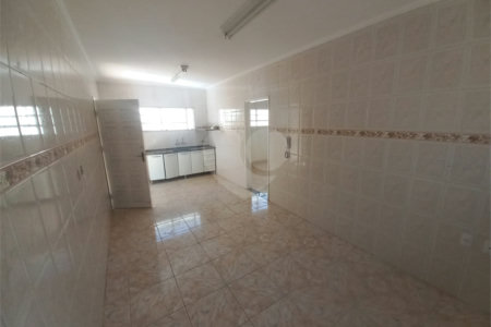 Casa térrea com 2 dormitórios.