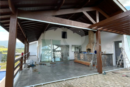 Casa à venda com 3 suítes no condomínio Riviera dos Pássaros, Joanópolis - SP