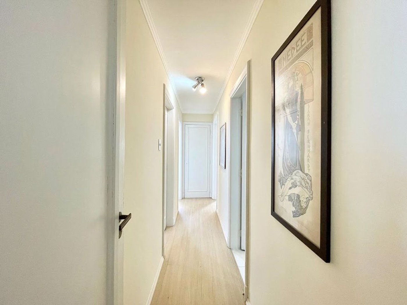Apartamento Frente Mar com 4 Quartos para Venda ou Locação em Pitangueiras – Guarujá/SP