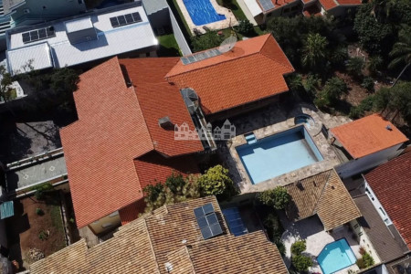 Casa à venda com 4 suítes em Vila Petrópolis, Atibaia, SP