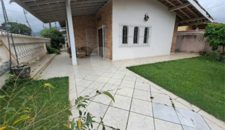 Casa à venda com 4 quartos, sendo 1 suíte,  em Indaiá, Caraguatatuba, SP