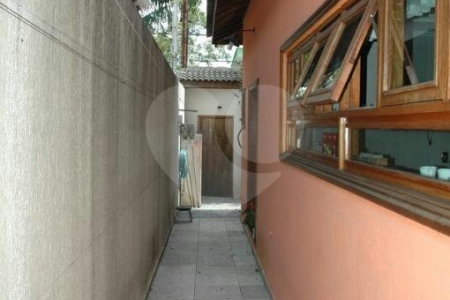 Sobrado à venda com 5 quartos, sendo 4 suítes, em Interlagos, São Paulo, SP