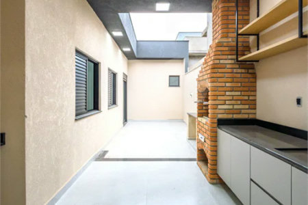 Indaiatuba - Jardim Bom sucesso - Área total: 150m² - Área construída: 115m² - 3 dormitórios sendo 1 suíte com armário planejado;Sala para dois ambientes; Banheiros com box gabinetes e espelhos; Área gourmet com churrasqueira a carvão e móveis planejados; Lavanderia coberta; Ar condicionado na sala