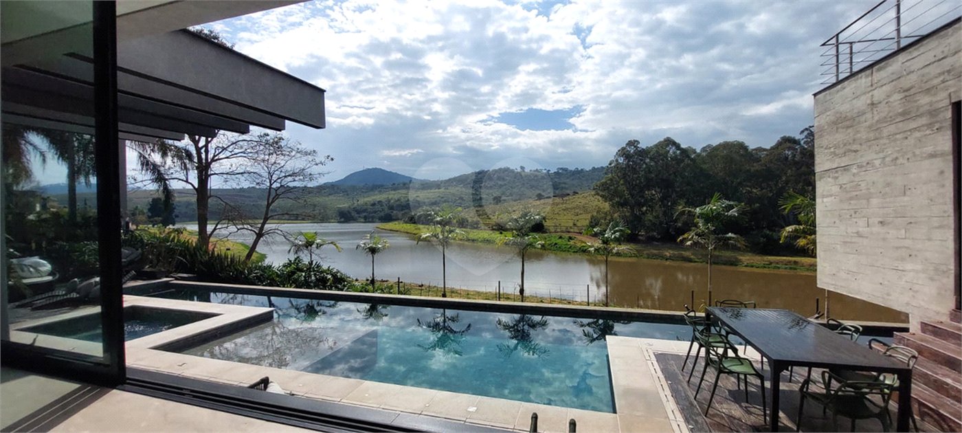 Casa à venda com 3 suítes no condomínio Figueira Garden, Atibaia - SP