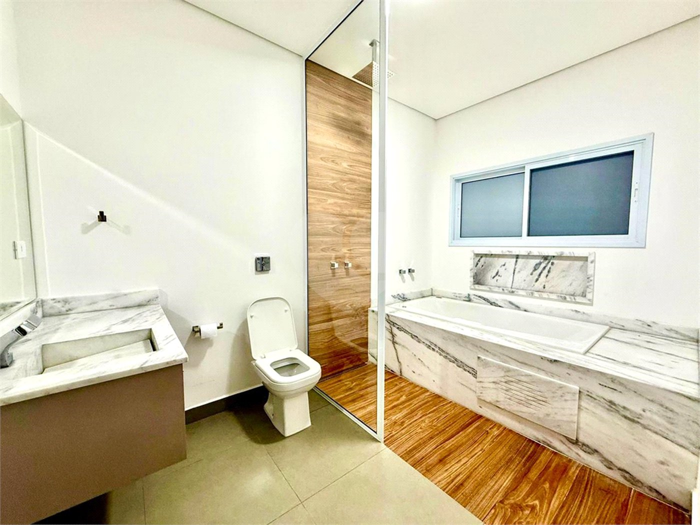 Casa à venda com 4 quartos, sendo 3 suítes, no condomínio Village Araçoiaba, Araçoiaba da Serra - SP