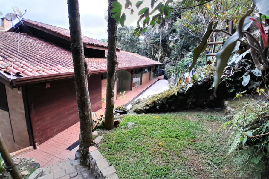 Sobrado à venda ou para alugar com 3 suítes em Serra da Cantareira, Mairiporã, SP