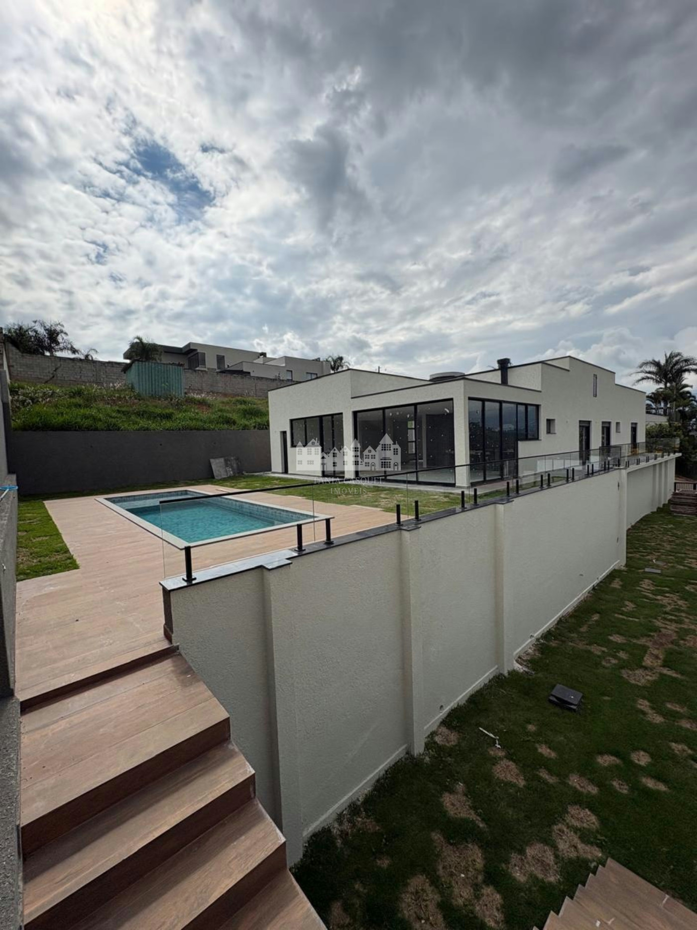 Casa à venda com 3 suítes no condomínio Shamballa III, Atibaia - SP