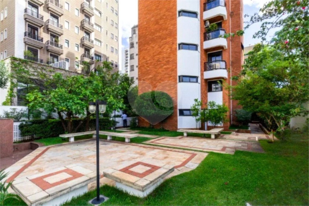 Higienópolis: 2 suítes, varanda envidraçada e vista aberta